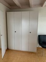 Weisser Holzschrank
