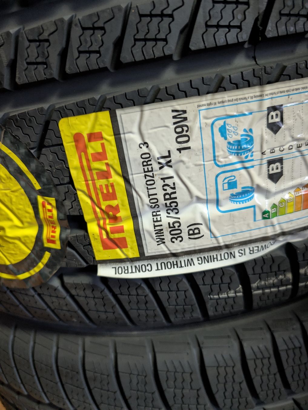 Pirelli Pneumatici & Ruote complete: 305/35/21 Winterreifen – Nuovo e nell'imballaggio originale da Dürrenäsch venduto da Pneu-Idris 1