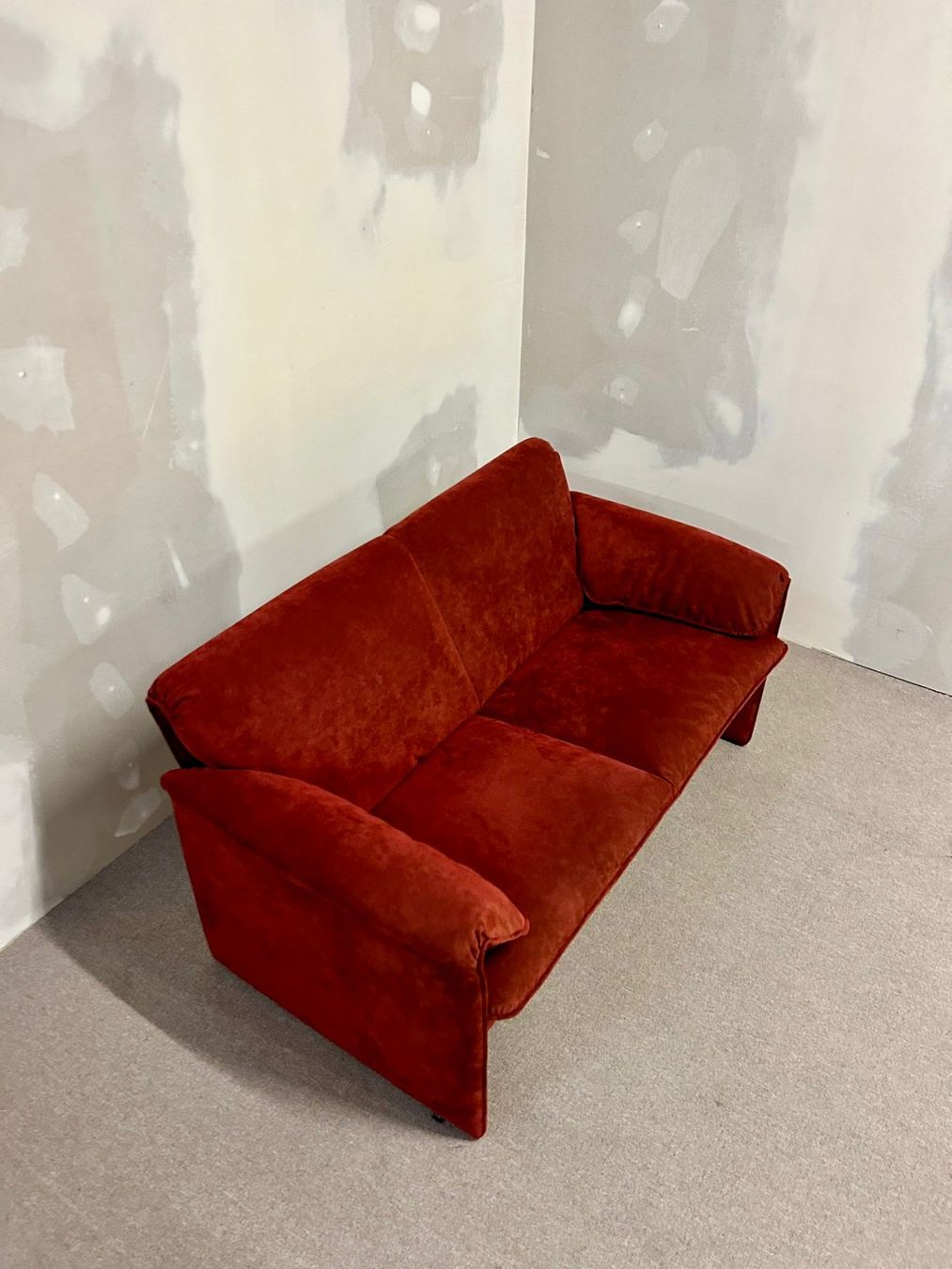 Divani: Leolux Bora Bora Sofa 2 Sitzer Alcantara rot – Usato da Rickenbach ZH venduto da Insider-Boerse 1