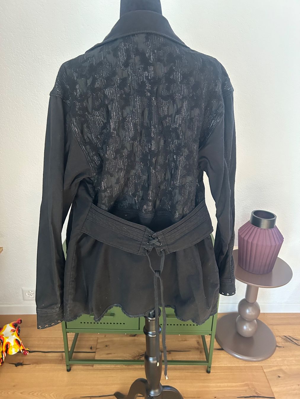 Giacche: Eva Kayan veste noire – Usato da Val-d'Illiez venduto da Dombou 2