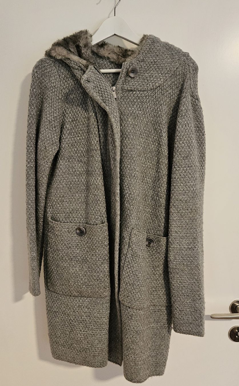 Vestes: Veste grise avec capuche fourrée  – D'occasion à Tramelan par Vipers1