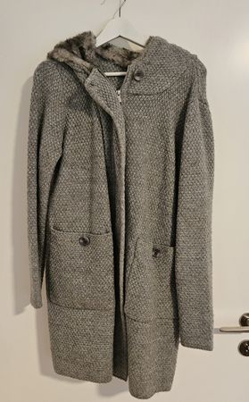 Veste grise avec capuche fourrée 