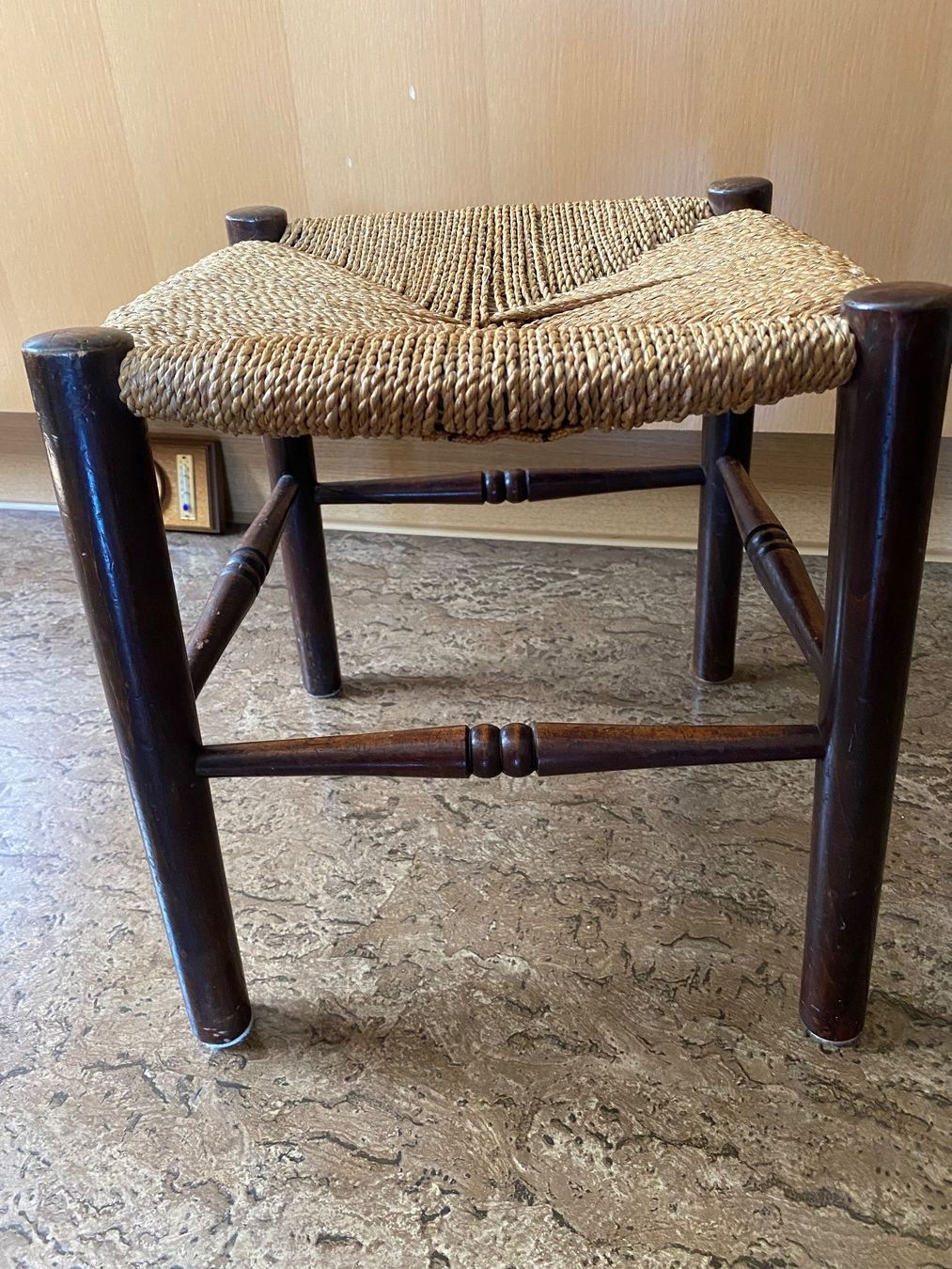 Sgabelli: Antiker Hocker mit originaler Bespannung, sehr bequem. – Usato da Stein AR venduto da claire009 1