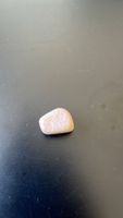 Dekorationsstein hellrosa glatt poliert (‘Butterjade’)
