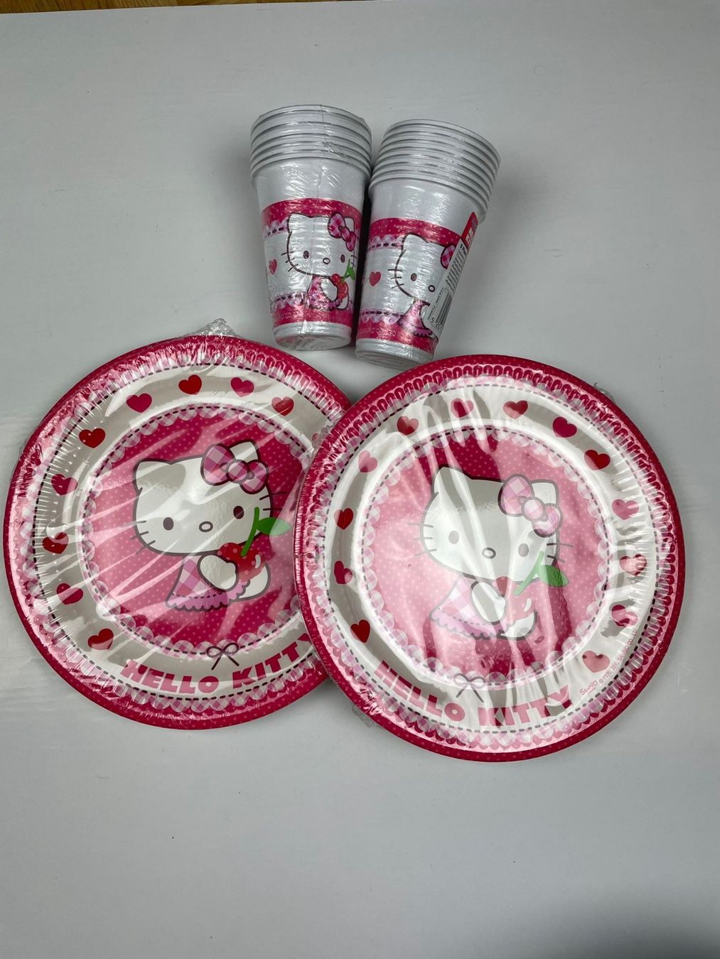 Hello Kitty Set di piatti: Hello Kitty Party-Set mit Becher und Teller – Nuovo e nell'imballaggio originale da Wängi venduto da LiqKojote