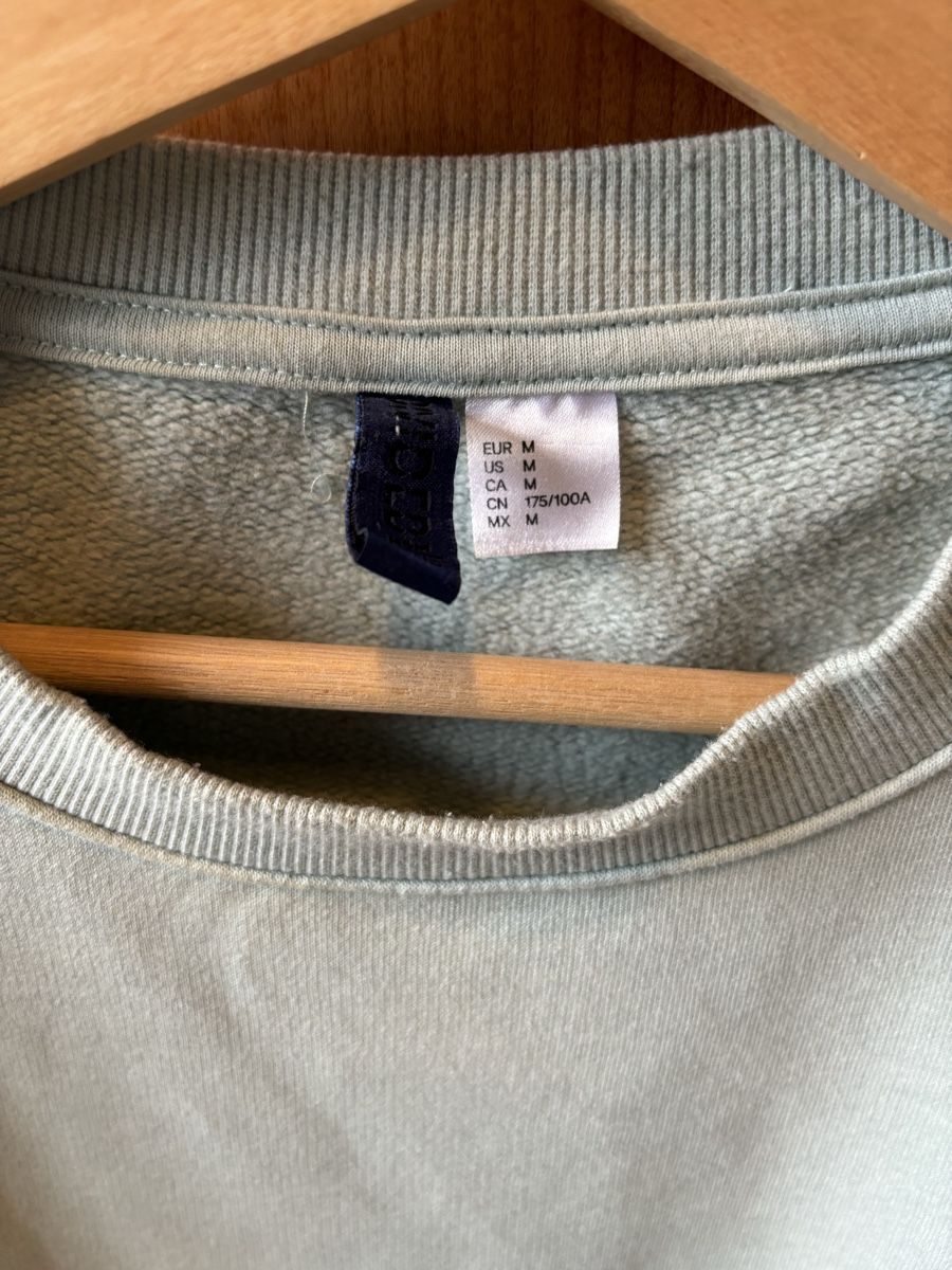 H&M Maglioni & Felpe: H&M light blue pullover (size M) – Usato da Colombier VD venduto da jaredein 1