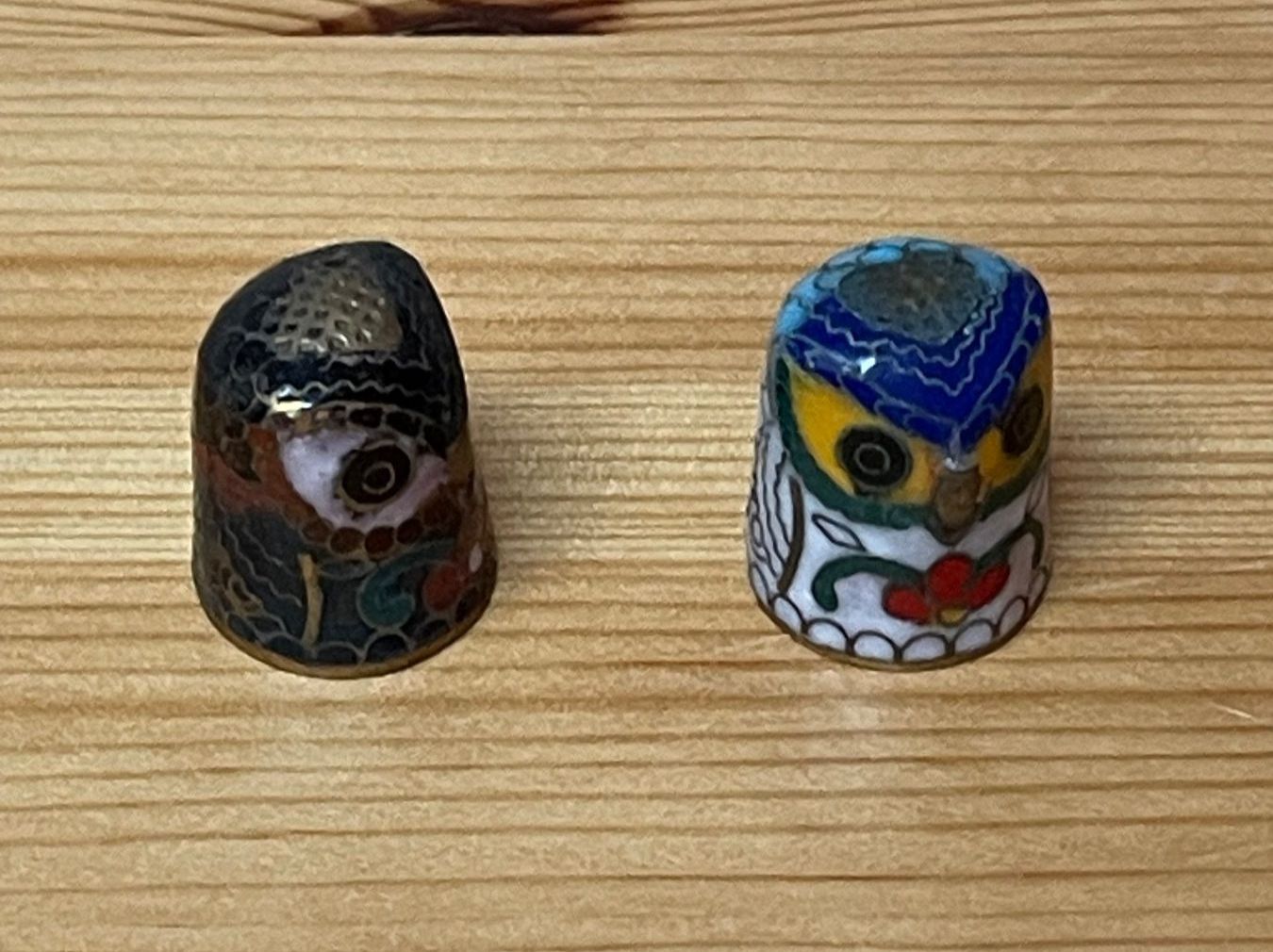 Ditali: Cloisonne Eule Fingerhut (2 Stück) – Nuovo (secondo la descrizione) da Niederwil AG venduto da Vonky 4