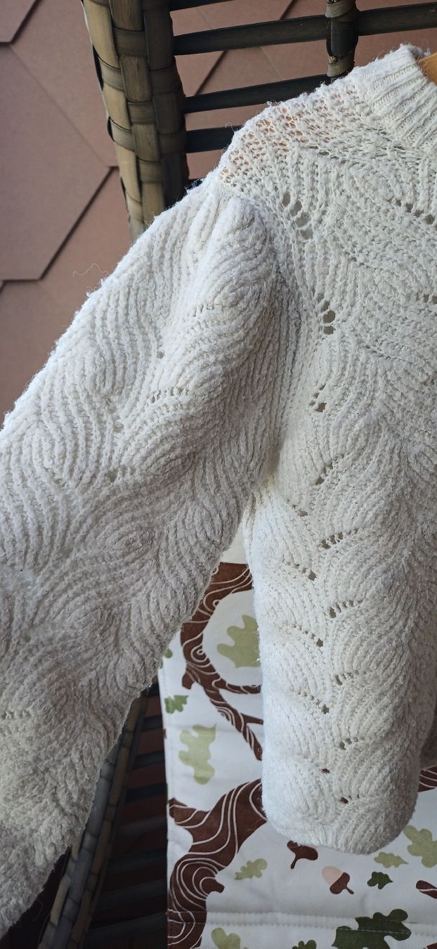 Zara Maglioni & Felpe: Madchen Pullover Zara weiss Lochmuster  – Usato da Riniken venduto da Lessy- 3
