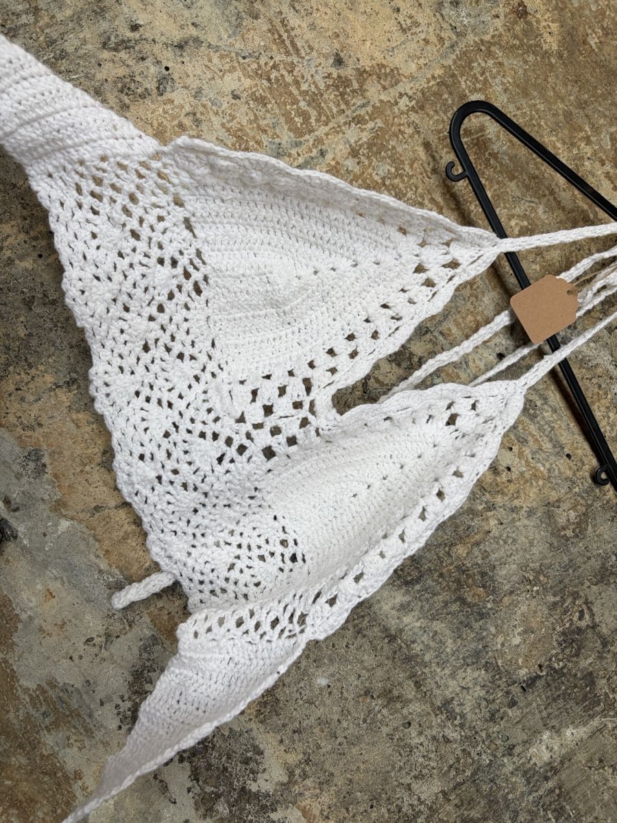Top: Gehkelte Bikinioberteil Weiss – Usato da Winistorf venduto da Chlurli27