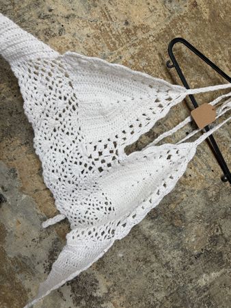 Gehkelte Bikinioberteil Weiss