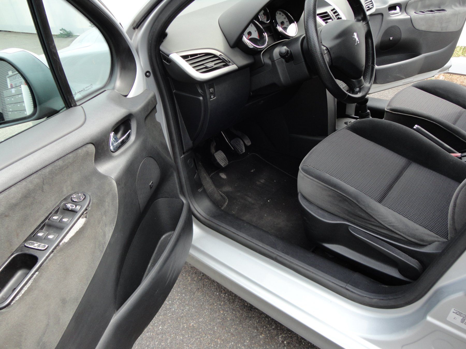 Peugeot Autos: Peugeot 207 1.6i 16V – Gebraucht aus Wilen von 350ss 8
