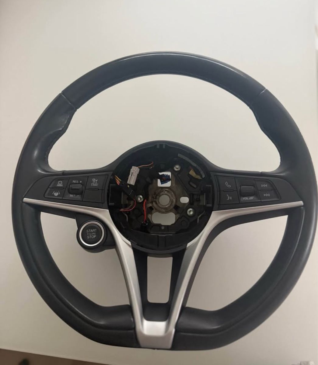 Alfa Romeo Tutti pezzi di ricambio auto: Lenkrad Alfa Romeo Stelvio/ Giulia – Usato da Merenschwand venduto da Lupa016