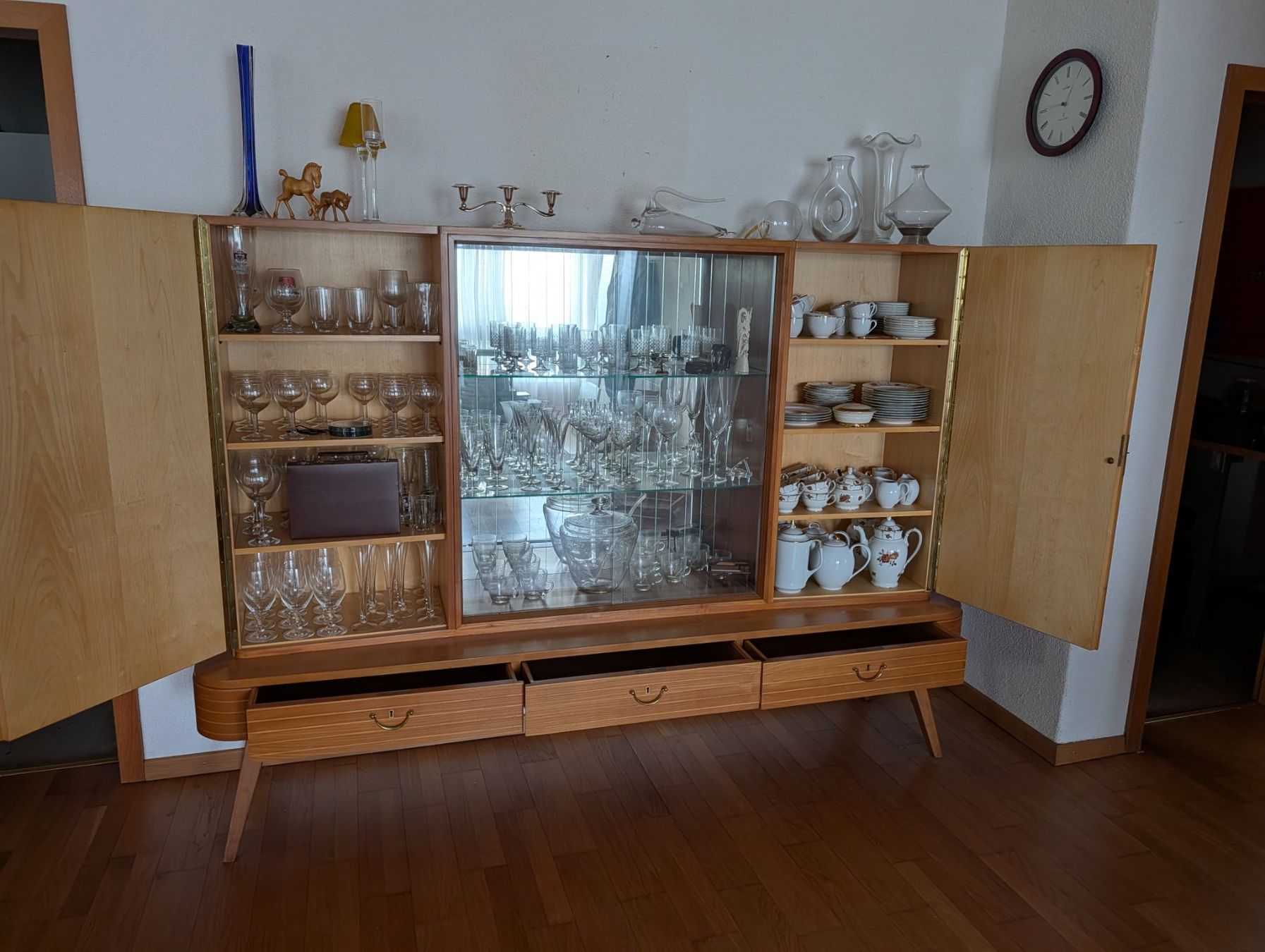 Armoires: Schrank mit verglastem Mittelteil Midcentury – D'occasion à Bern par habia01 1