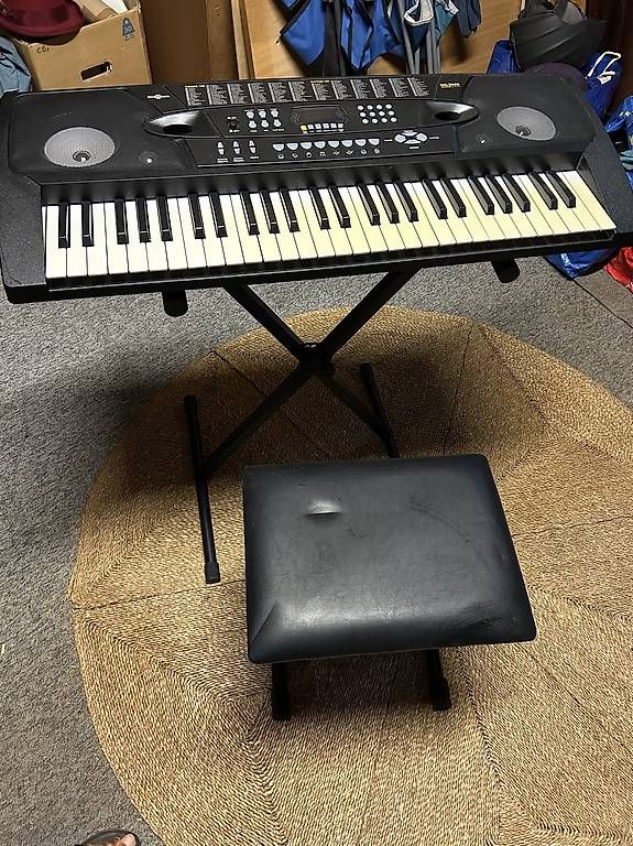 Instruments de musique: Keyboard mit Ständer & Hocker  – D'occasion à Winterthur par jen_6bzw 1