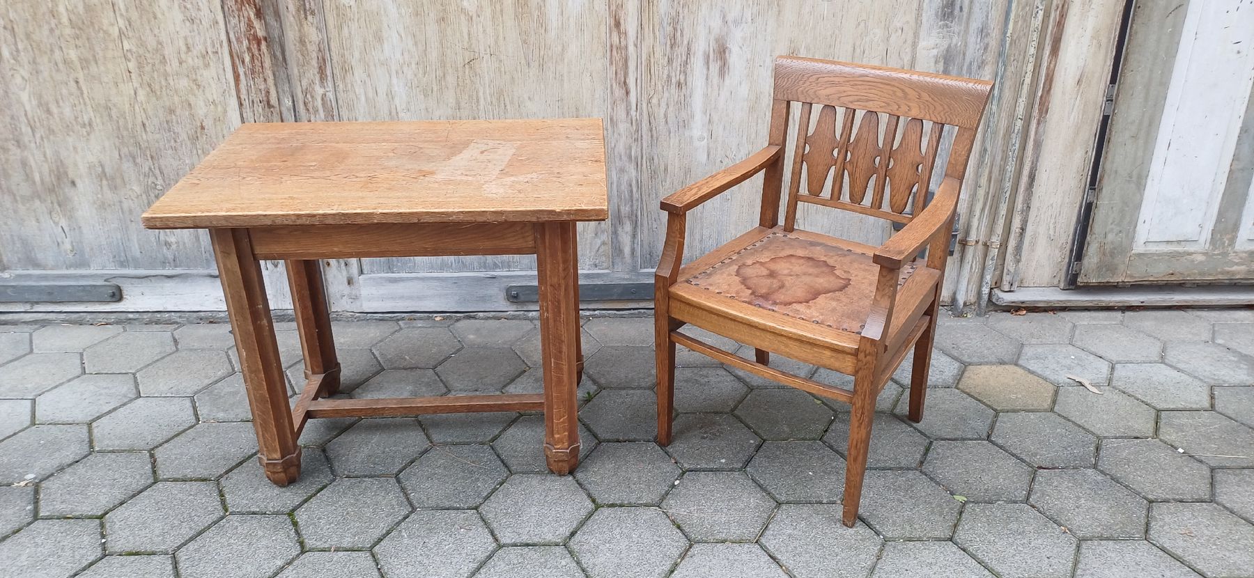 Tische: Antiker Tisch mit Stuhl – Gebraucht aus Flawil von Naphtali 2