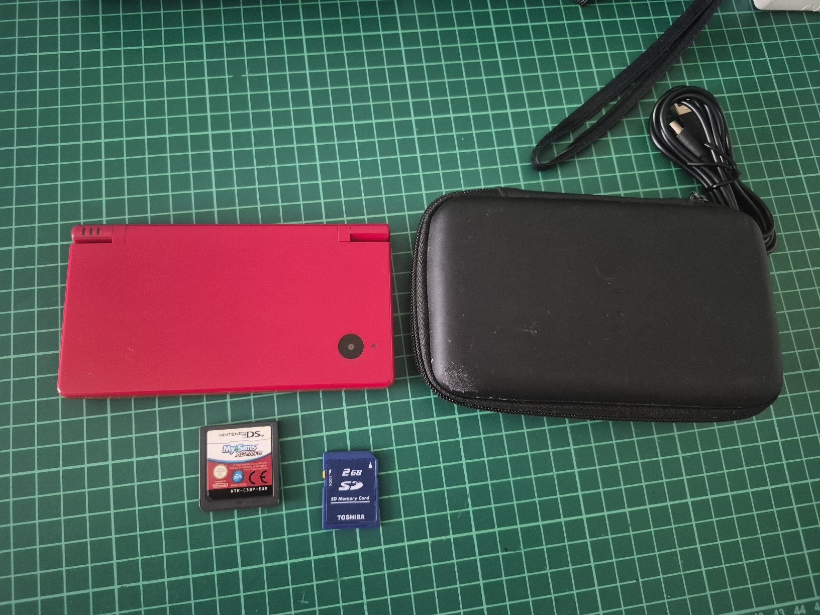 Nintendo Console: Nintendo DSi red console with case, game and memory card  – Usato da Meyrin venduto da Retro-GZ