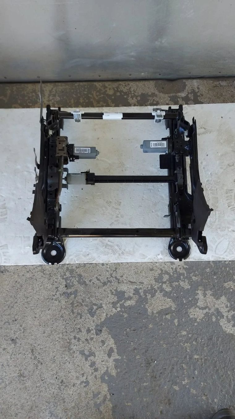 Jeep Tutti pezzi di ricambio auto: Jeep Grand Cherokee WK2 Sitzgestell – Usato da Zittau venduto da BB-Jeep-Teile 1