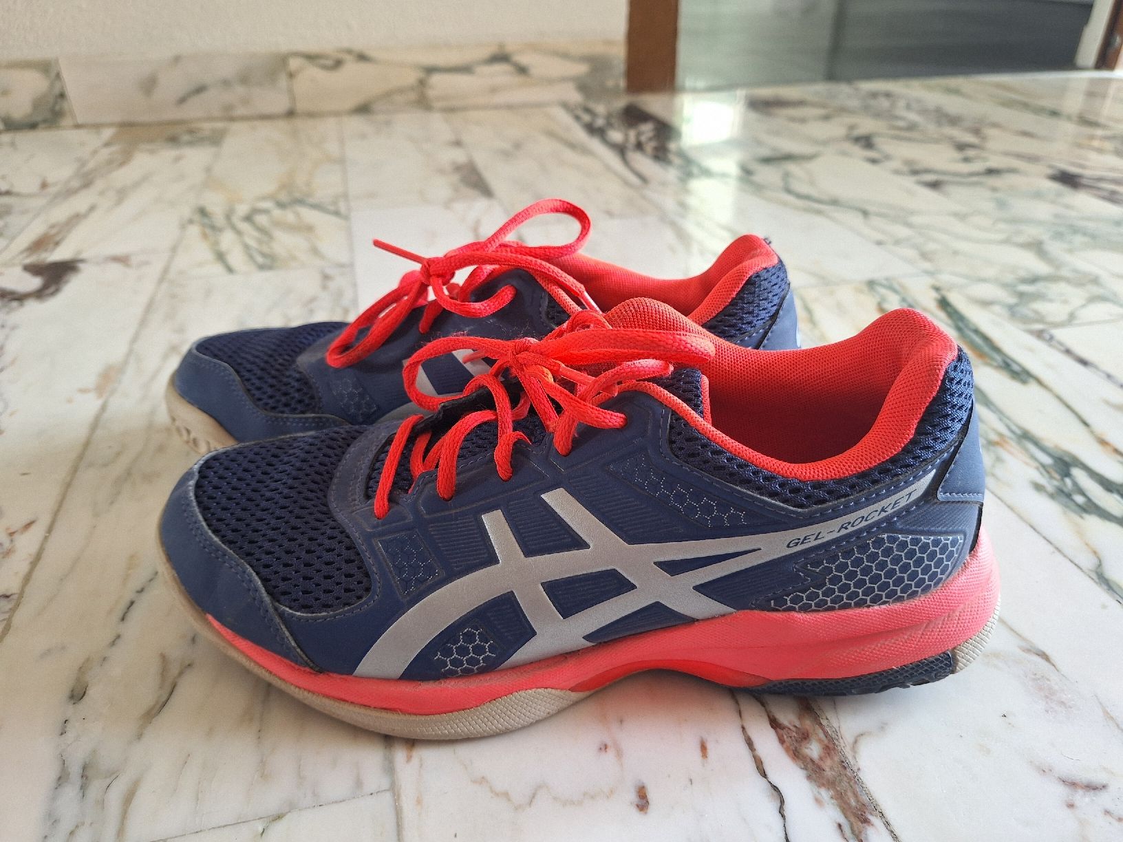 Asics Damenschuhe: Asics Gel-Rocket 9 Damen Grösse 37.5 – Gebraucht aus Sursee von Schuepbi