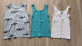 3 Ärmellose Shirts Gr. 110/116