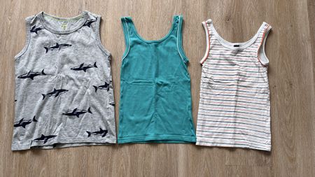 3 Ärmellose Shirts Gr. 110/116