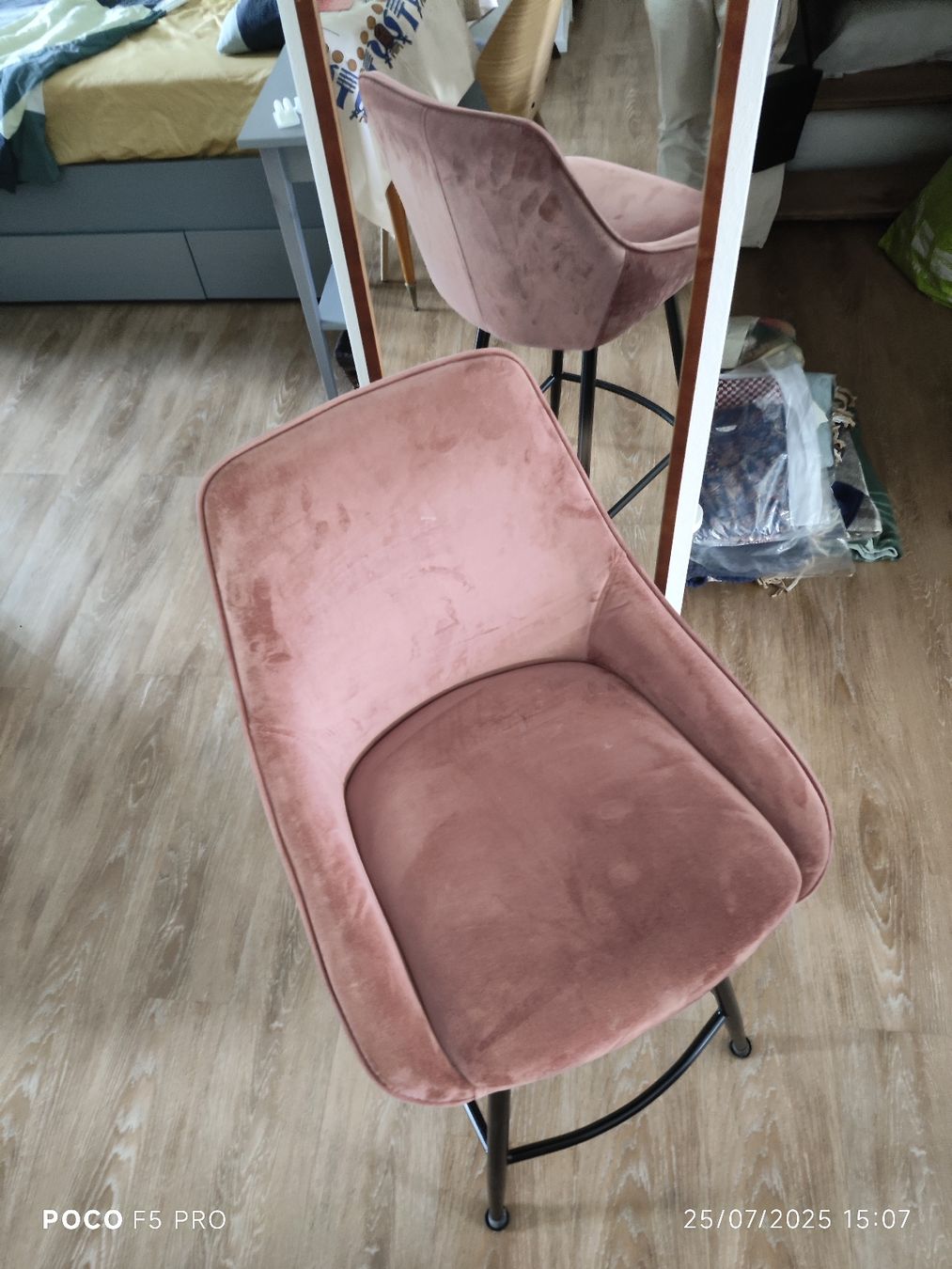 Hocker: 2 Barhocker aus weichem lila Samt – Neu (gemäss Beschreibung) aus Winterthur von Ajcps