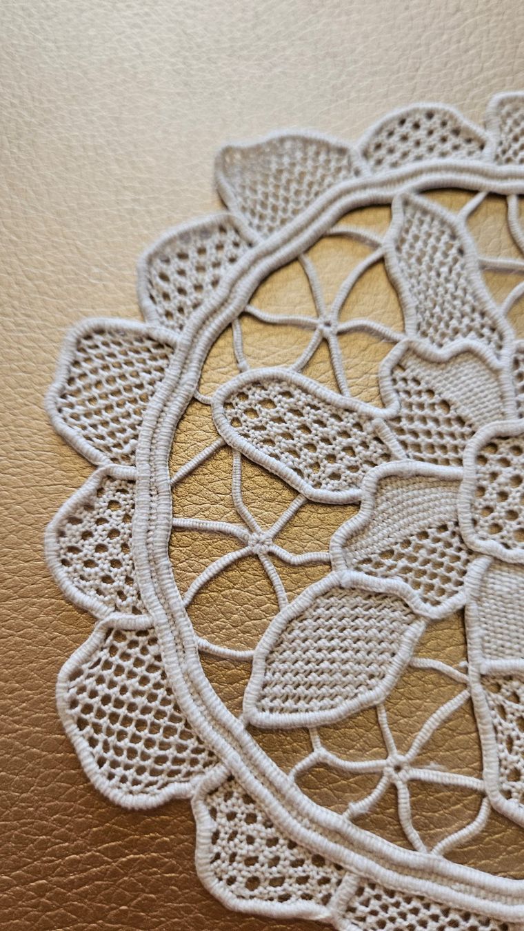 Altra biancheria da tavola: Spitzendeckchen Spitzendeckeli D13 cm Deckeli Hellbbeige – Usato da Gossau ZH venduto da LeoniesDeko 1