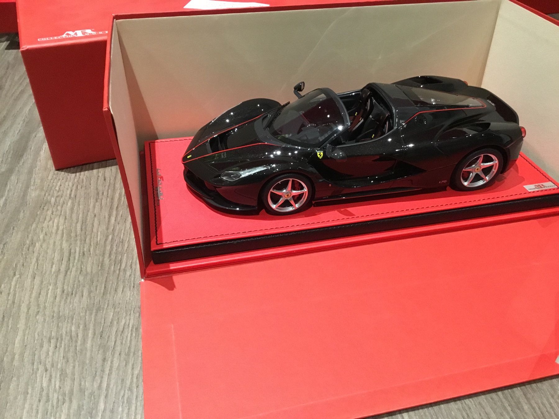 Ferrari Modellini d'auto: MR Modellauto / LaFerrari Paris MS2016 / 1:18 / FE020A – Nuovo e nell'imballaggio originale da Brig venduto da Sonne11 3