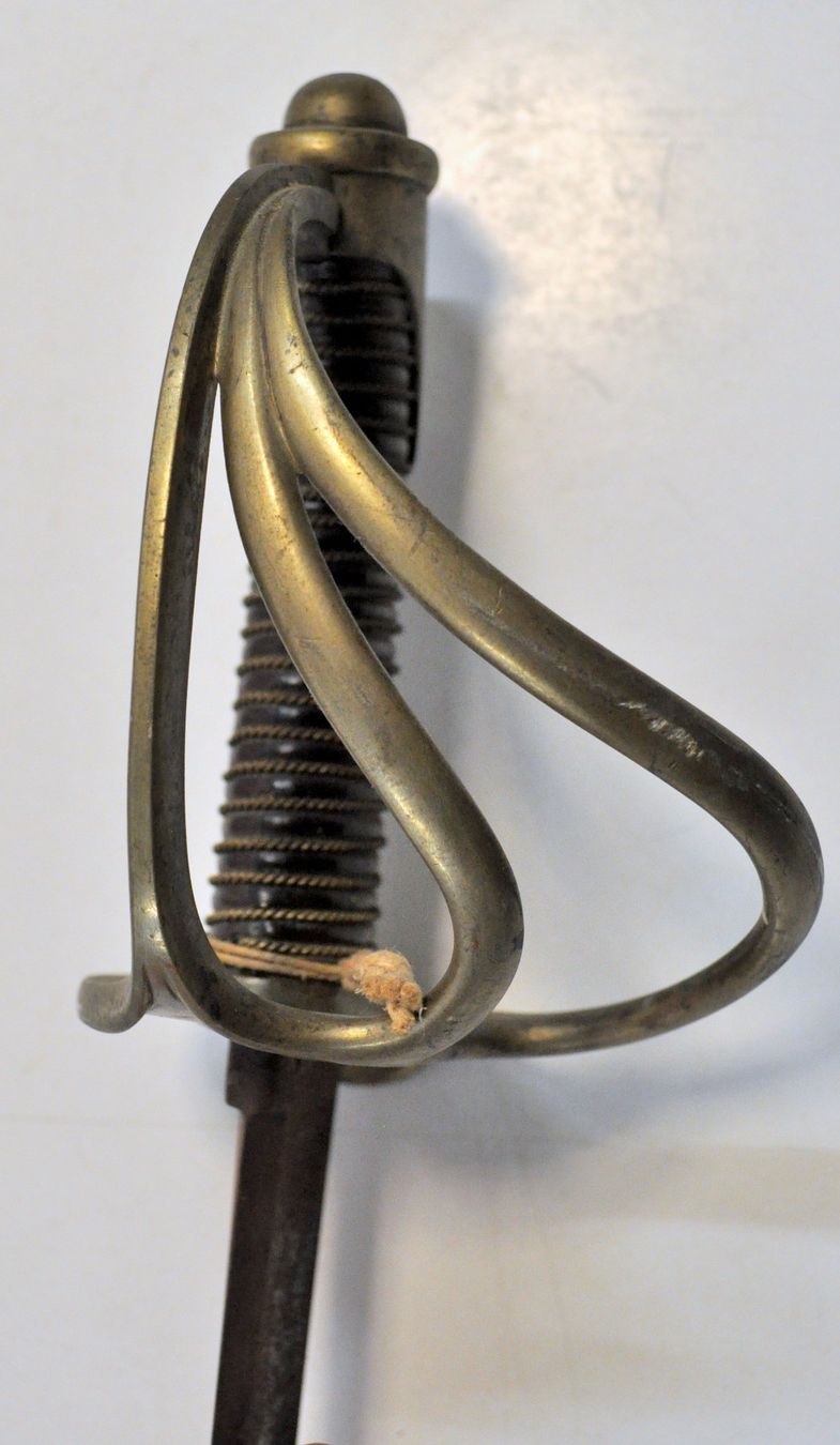 Armes blanches: Ancien sabre – D'occasion à Neuchâtel par Neuchatel 7