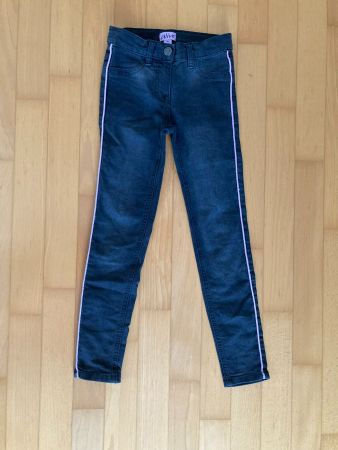Jeans schwarz mit violetten Steifen