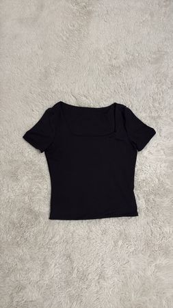Damen T-Shirt schwarz mit eckigem Ausschnitt neuwertig