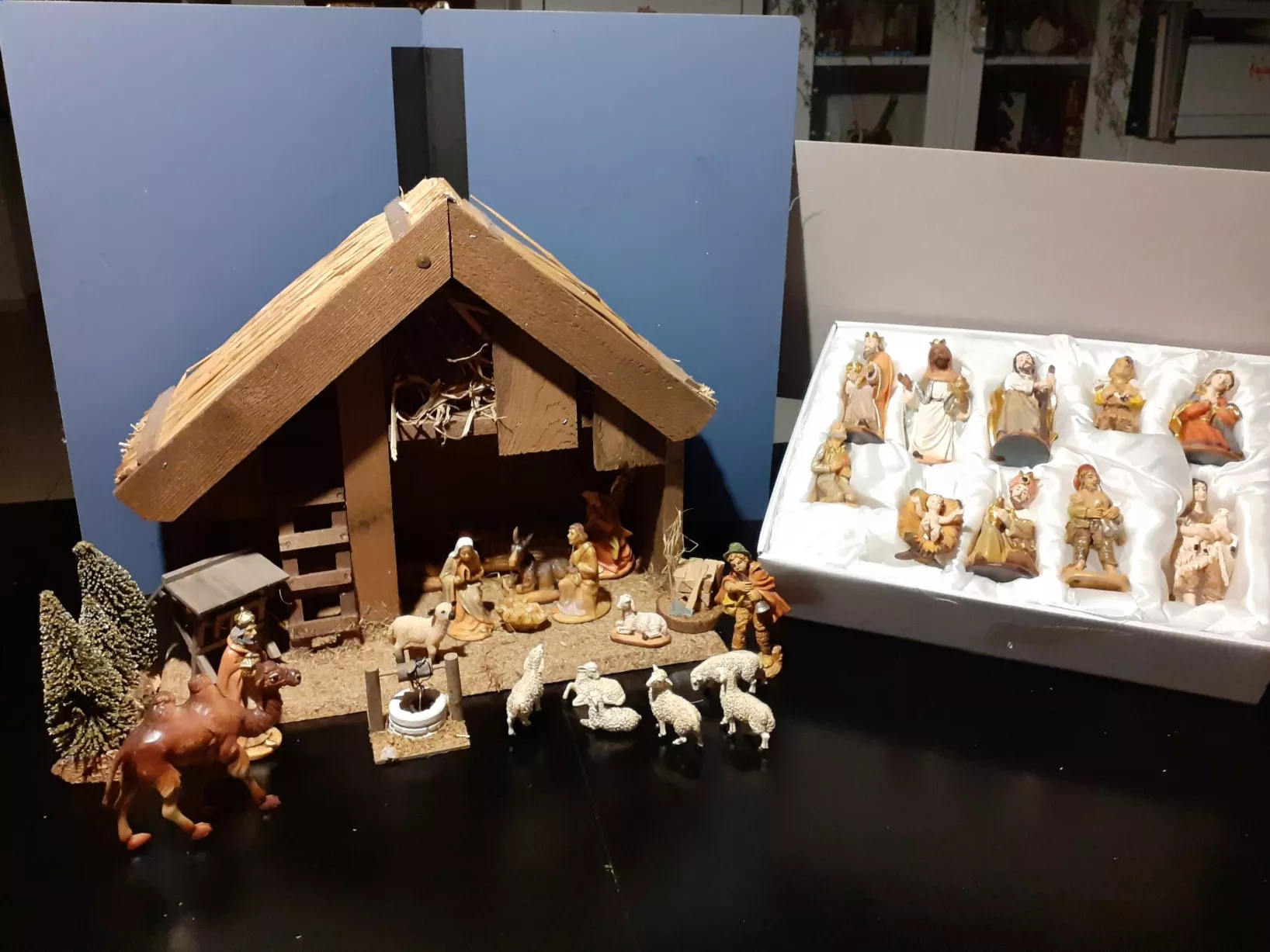 Figuren: Krippenfiguren mit Stall – Gebraucht aus Volketswil von greifensee11511