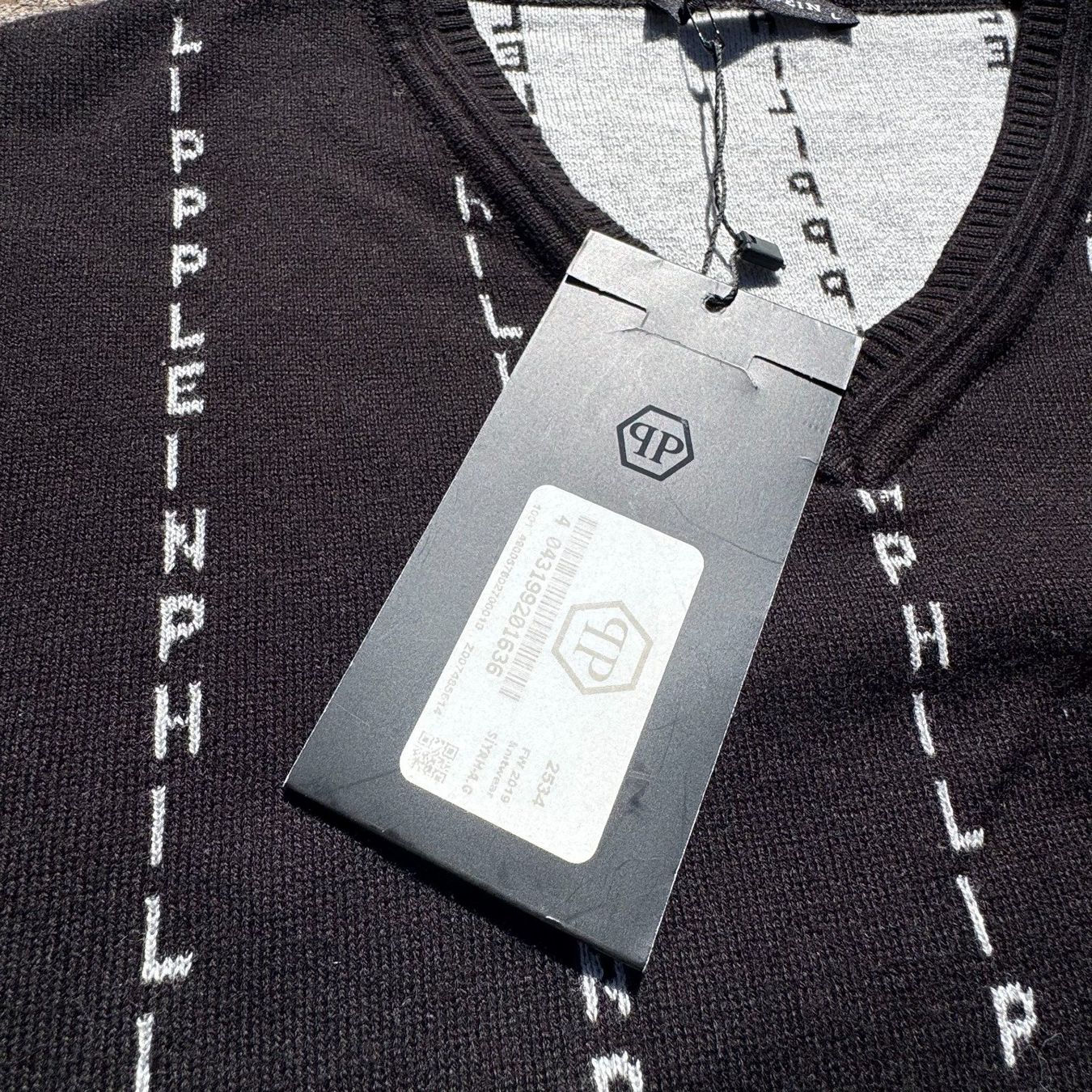 Philipp Plein Maglioni & Felpe: Philipp Plein monogram black V-neck sweater – Usato da St. Gallen venduto da sourced_limited 4