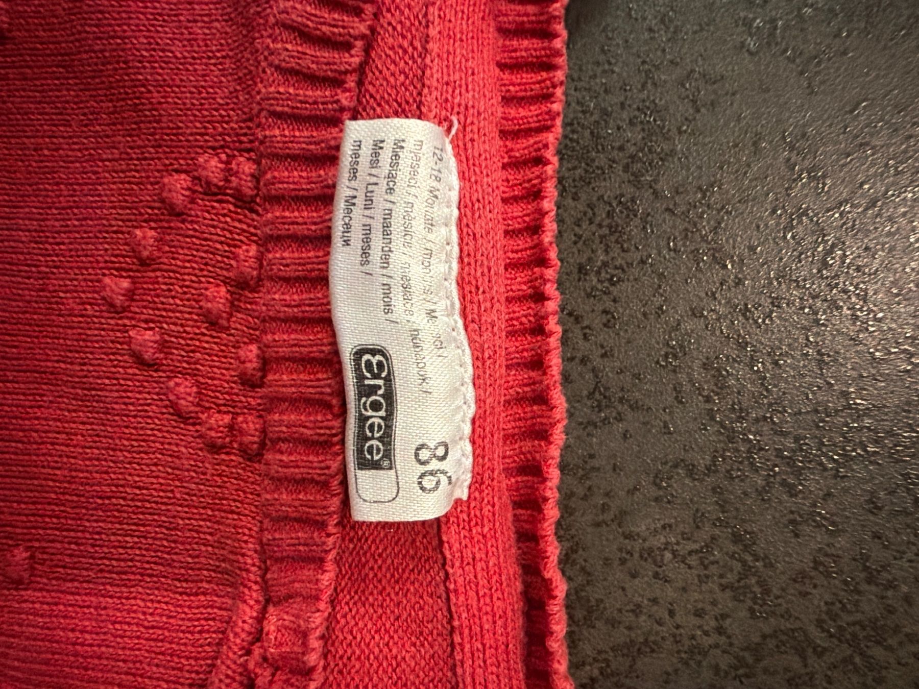 Pulls et sweat-shirts: Pullover rot mit Herzmuster Grösse 86 – D'occasion à Brüttisellen par val_r8g6 1