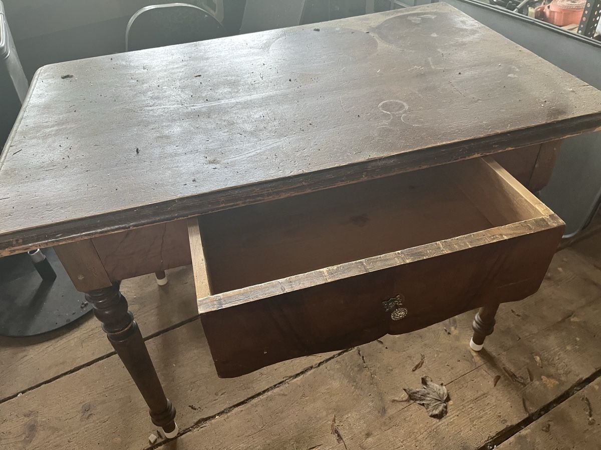Tavoli: Alter Tisch mit schublade – Usato da Schwendibach venduto da didu12 1