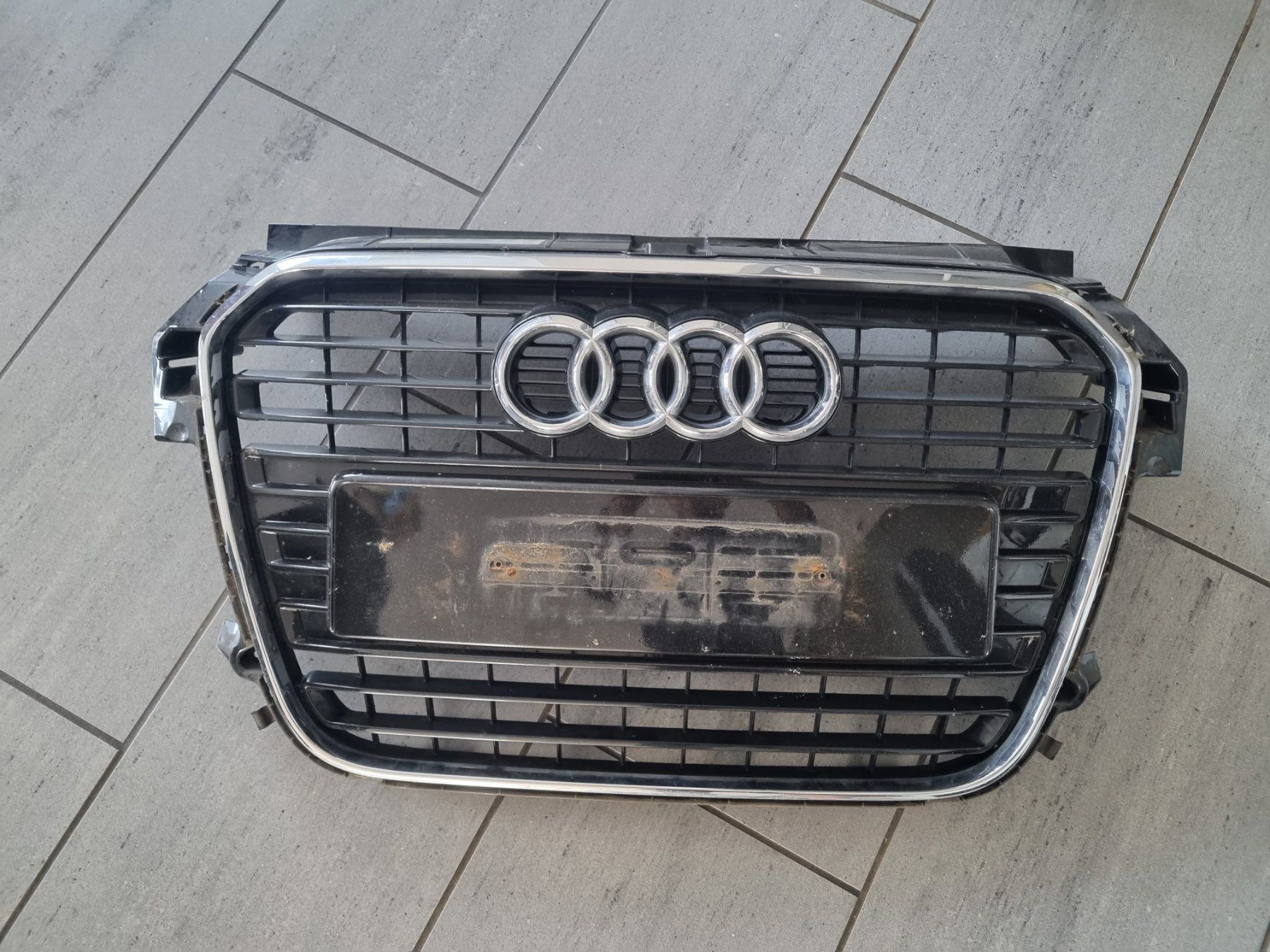 Tutti pezzi di ricambio auto: Audi A1 Frontgrill – Usato da Dagmersellen venduto da 3571