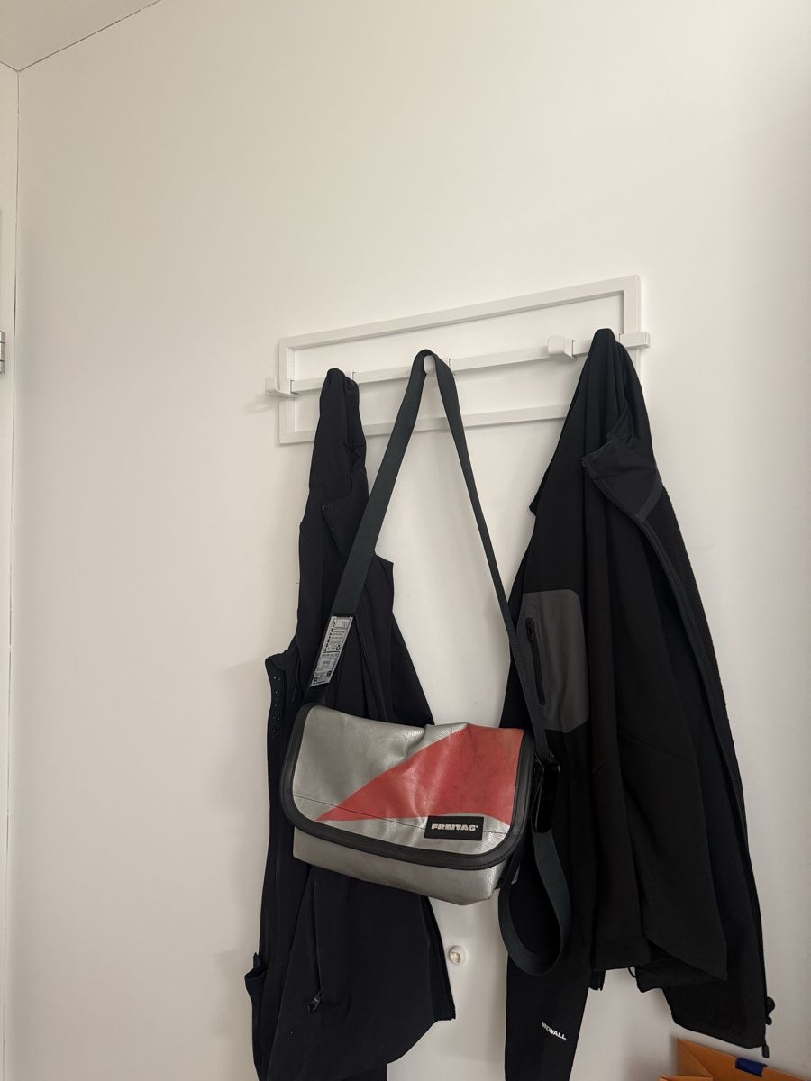 Garderobe: Wandgarderobe mit Haken  – Gebraucht aus Schlieren von ana_ribeiro19