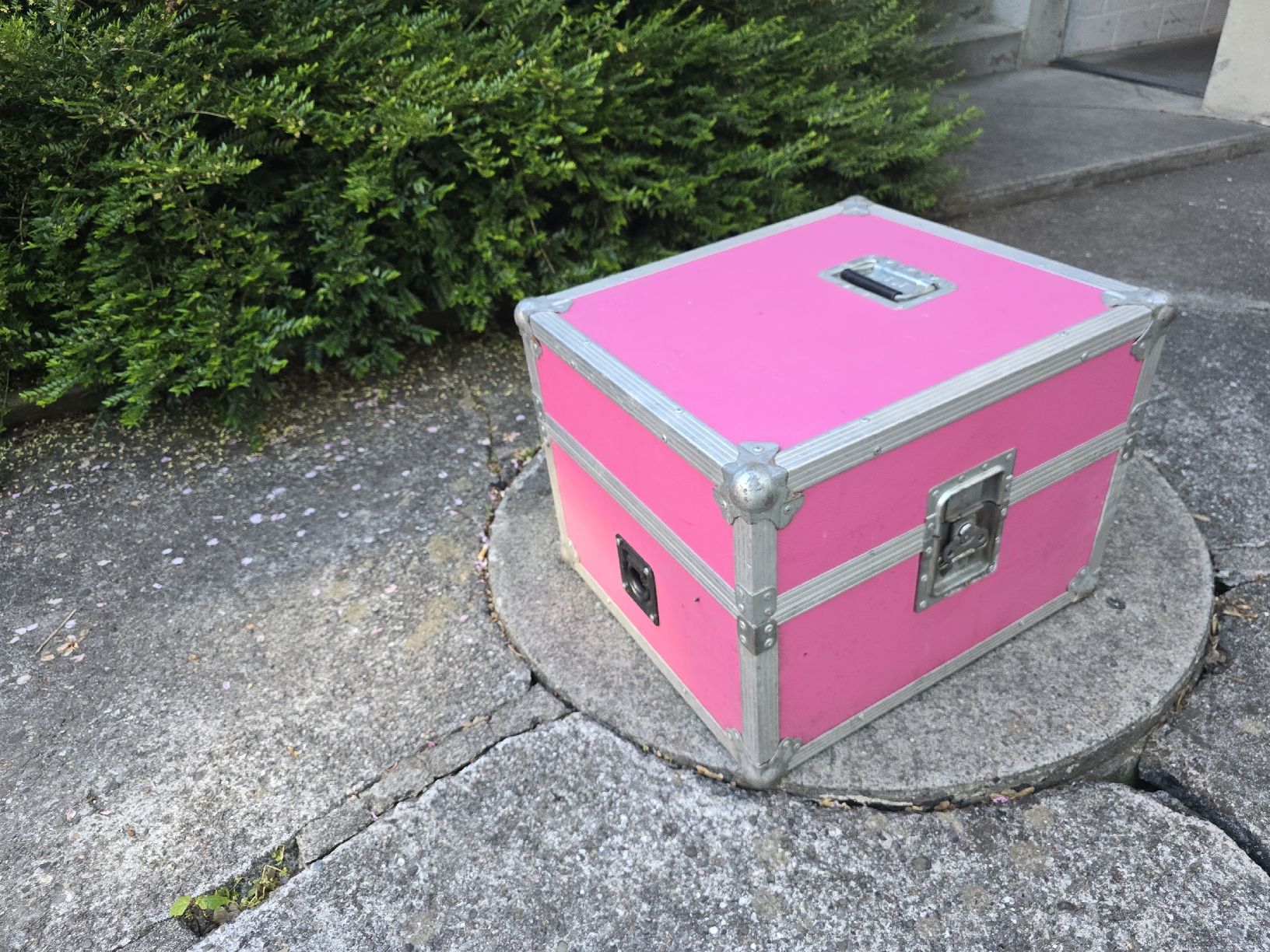 Transportkisten: Pinke Flightcase, stabile Transportbox, 51x44x57cm – Gebraucht aus Uster von DuVaekkedeMig 1