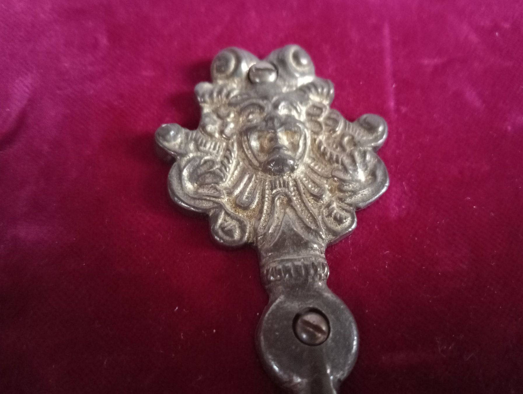 Ferramenta: Vintage oder Antike Wandgarderobe Samt Messing Haken Figur – Usato da Oberdorf BL venduto da Barocki888 4