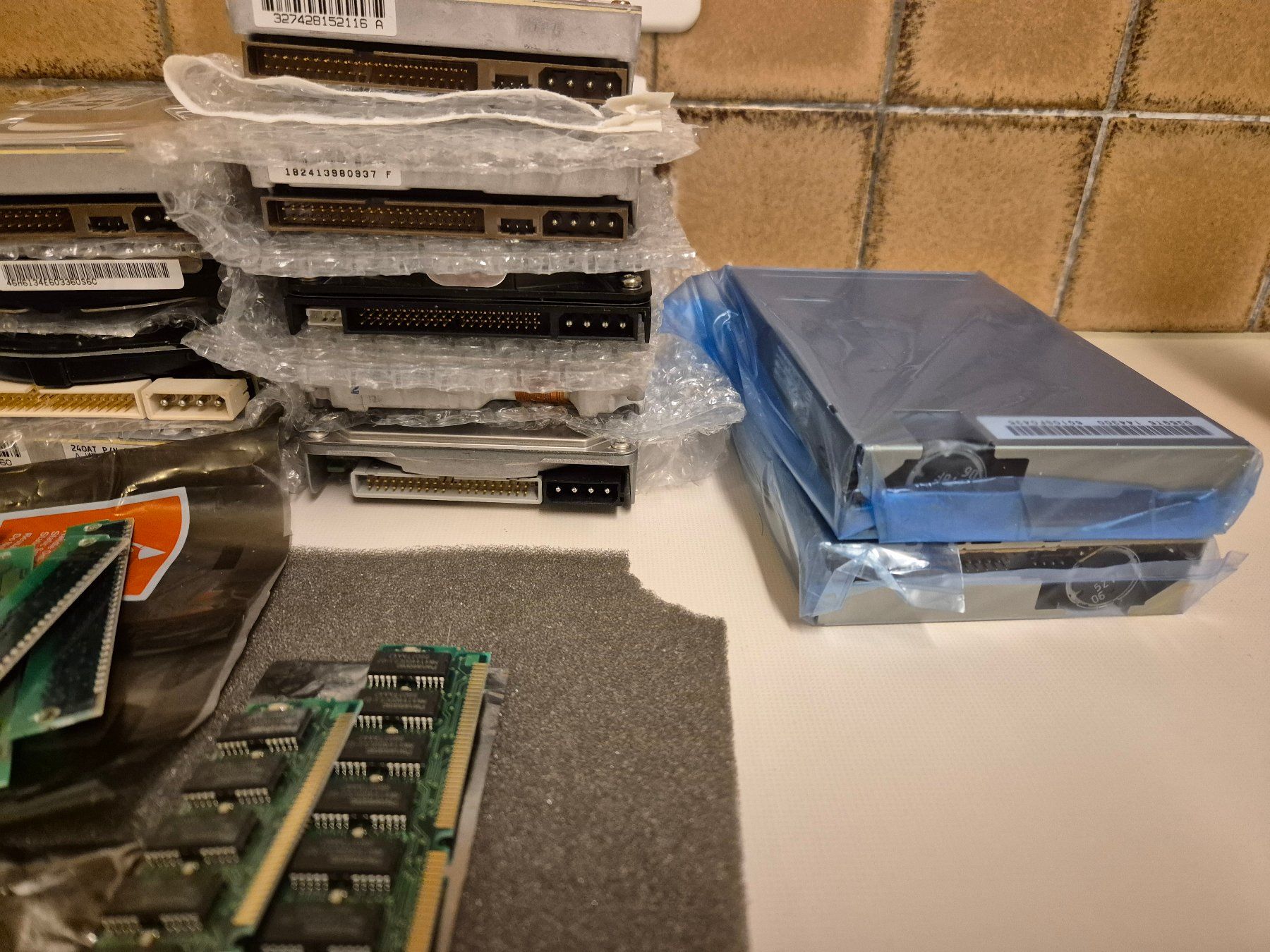 PC: **alte Hardware / IDE Festplatten und RAM in MB Grösse** – Usato da Uster venduto da Leoporello 1