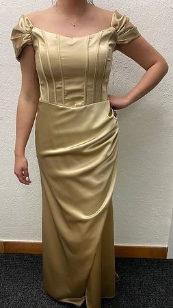 Abendkleid Gold 2x getragen, model trägt Grösse 38  1.62