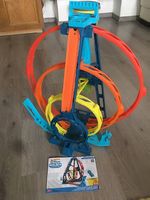 Hot Wheels circuit triple looping et voitures
