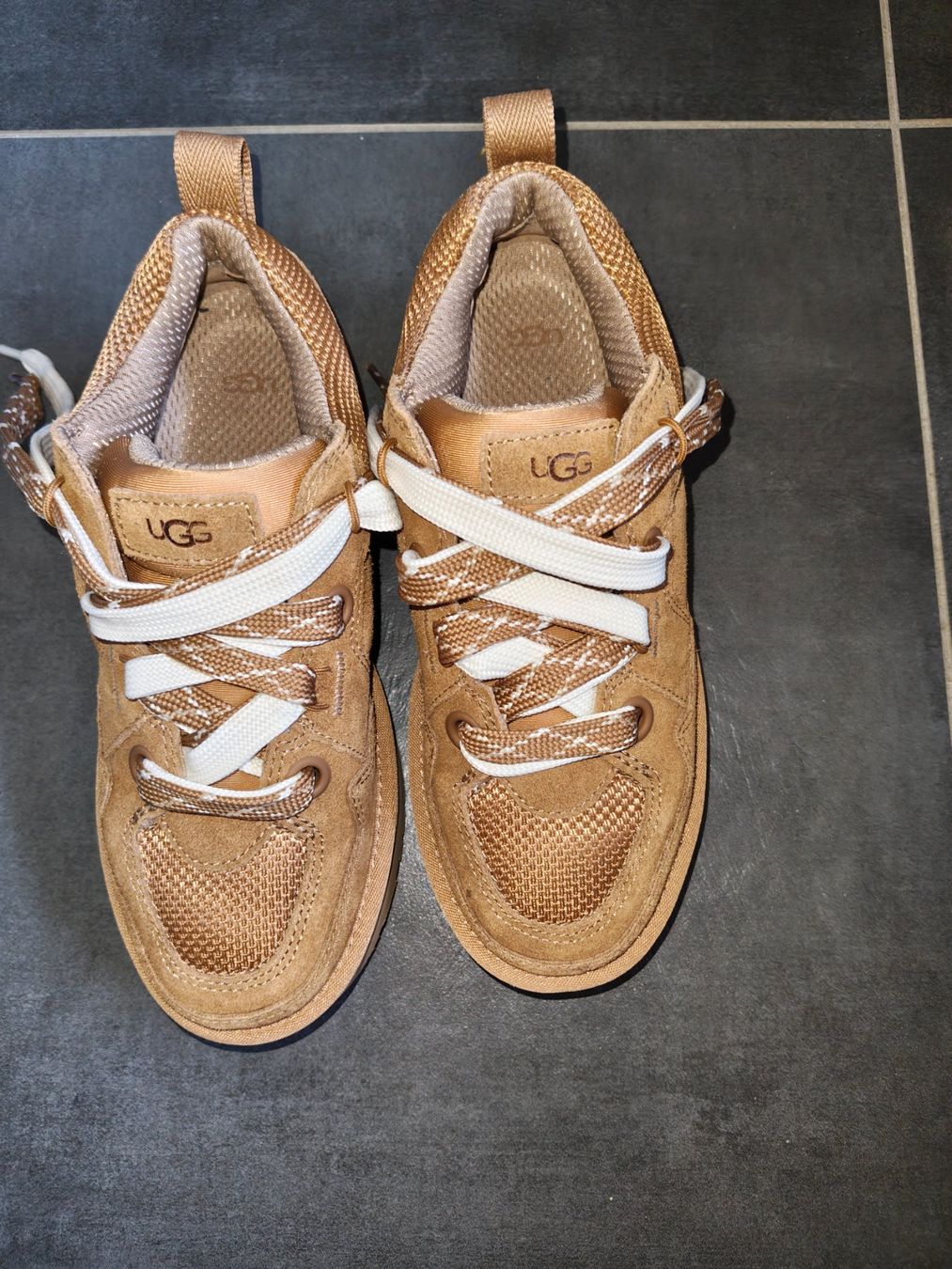 Ugg Damenschuhe: Baskets UGG – Neu und originalverpackt aus Moutier von geraldinetr