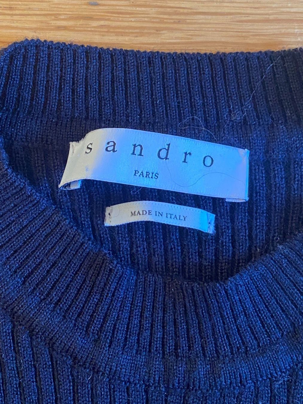 Sandro T-shirt: Edles Shirt von Sandro aus Wolle – Usato da Zürich venduto da leo.a 1