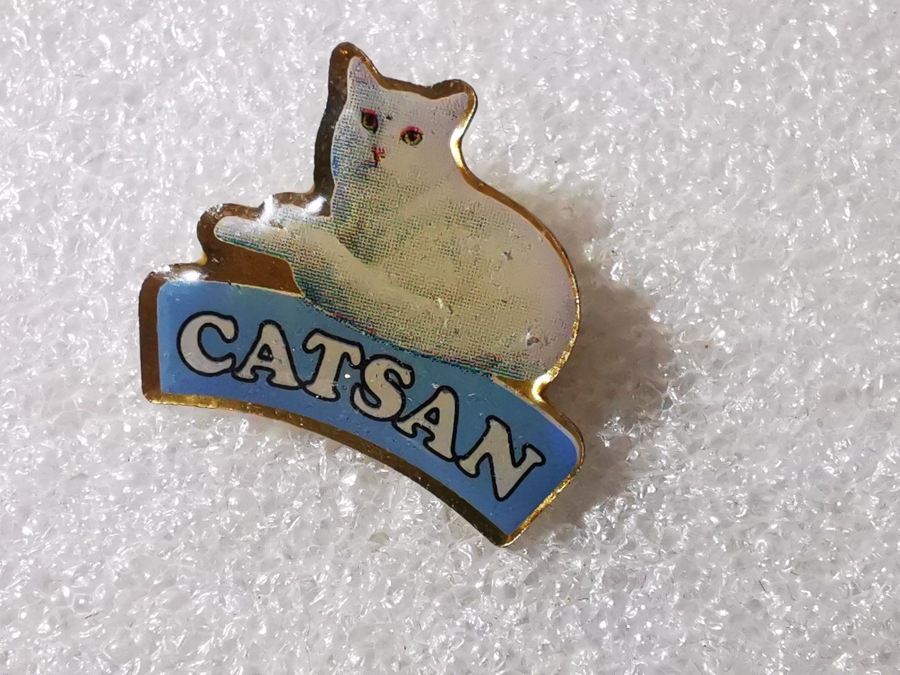 Plaketten & Abzeichen: Ansteckpin 108: Catsan – Gebraucht aus Oppligen von Pin-Fall-Shop