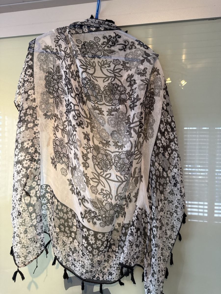 Foulard & Sciarpe: Leichter Sommer Schal mit Blumenmuster und Fransen. – Nuovo (secondo la descrizione) da Spreitenbach venduto da nuvola90 1