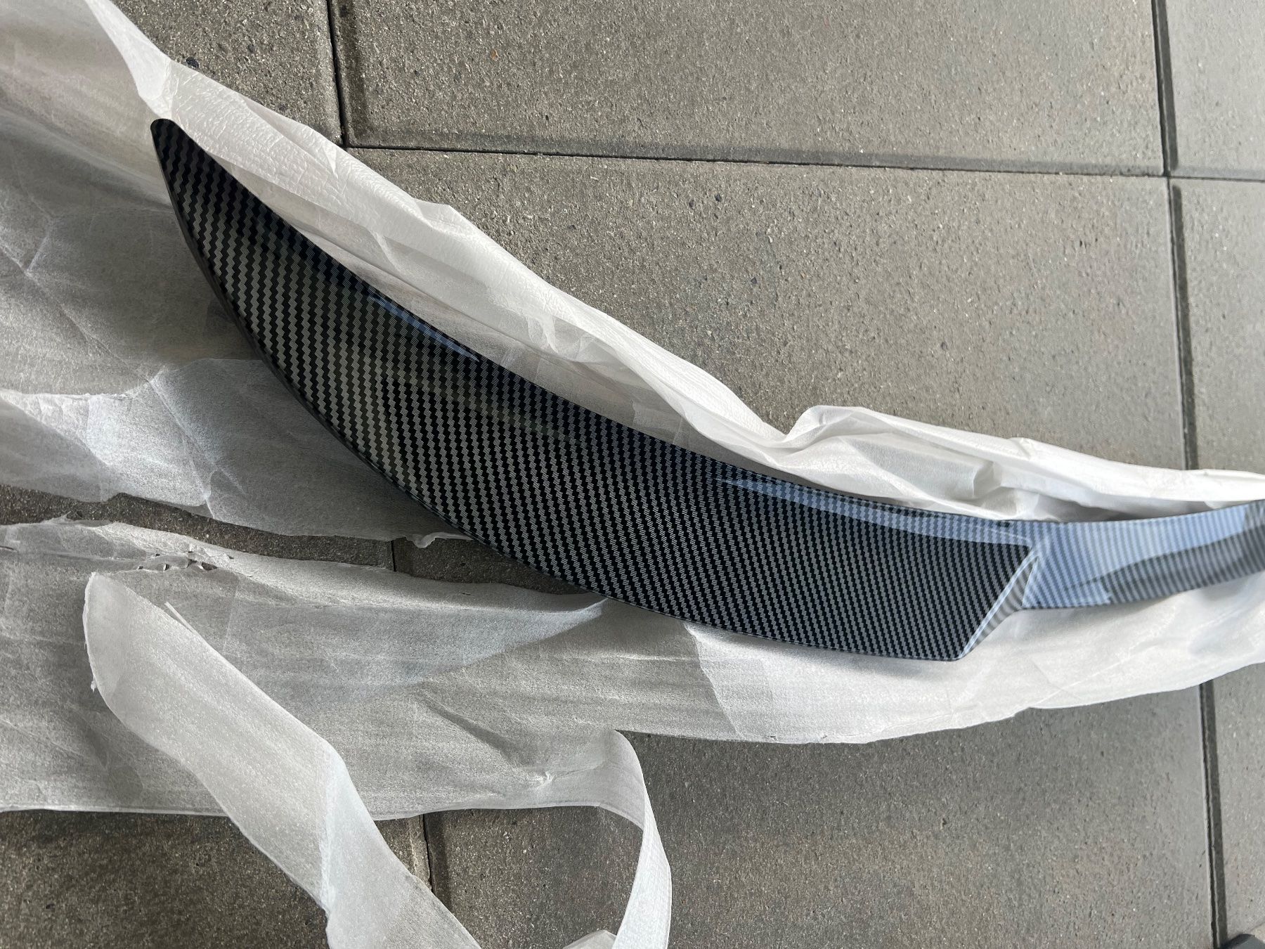 Tesla Tutti pezzi di ricambio auto: Tesla Y 2025 Juniper Spoiler – Nuovo e nell'imballaggio originale da Salavaux venduto da pedromirra