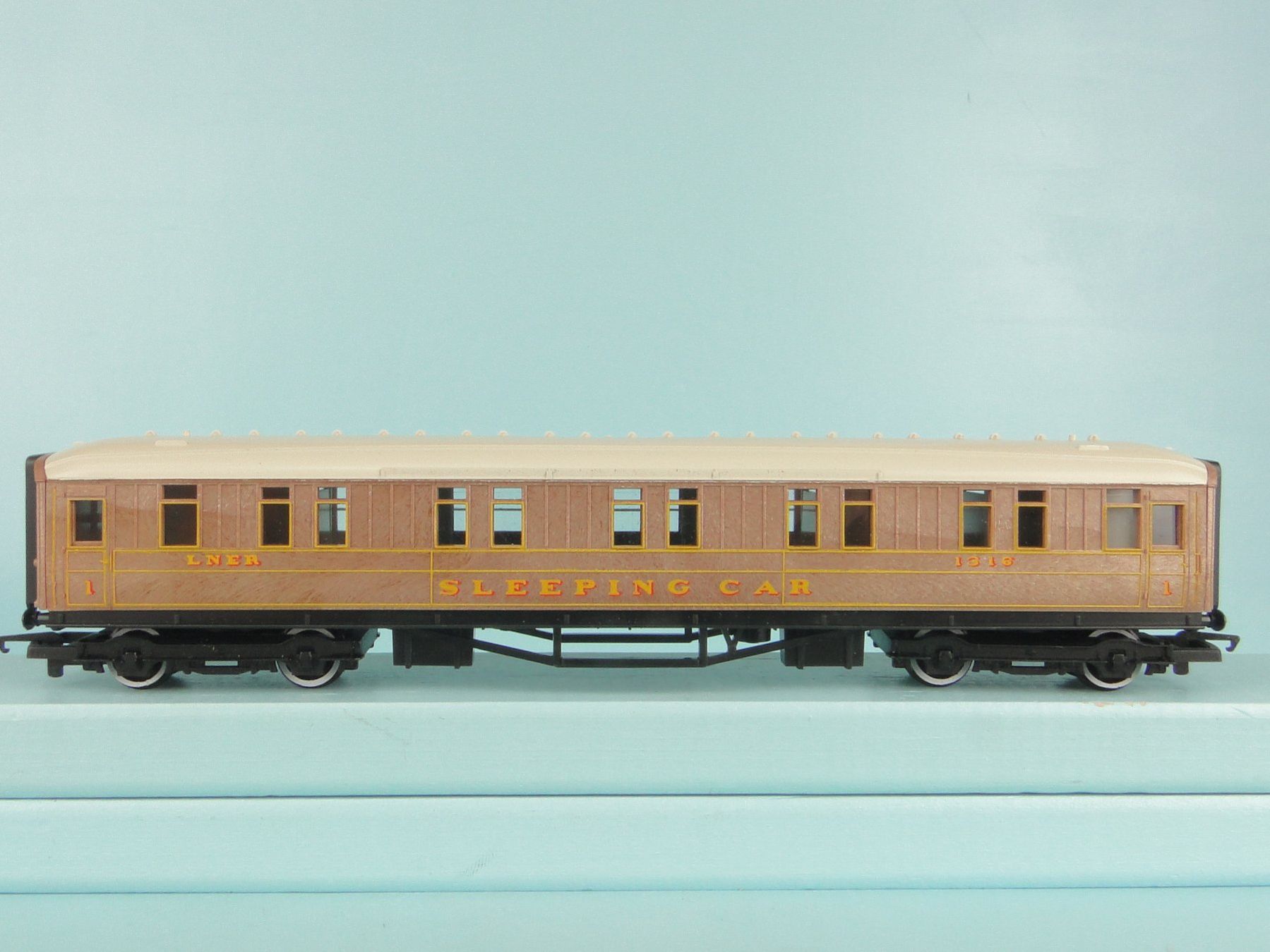 Hornby Modelleisenbahnen: Hornby R 479 LNER Sleeping Car – Gebraucht aus Bülach von cann11 6