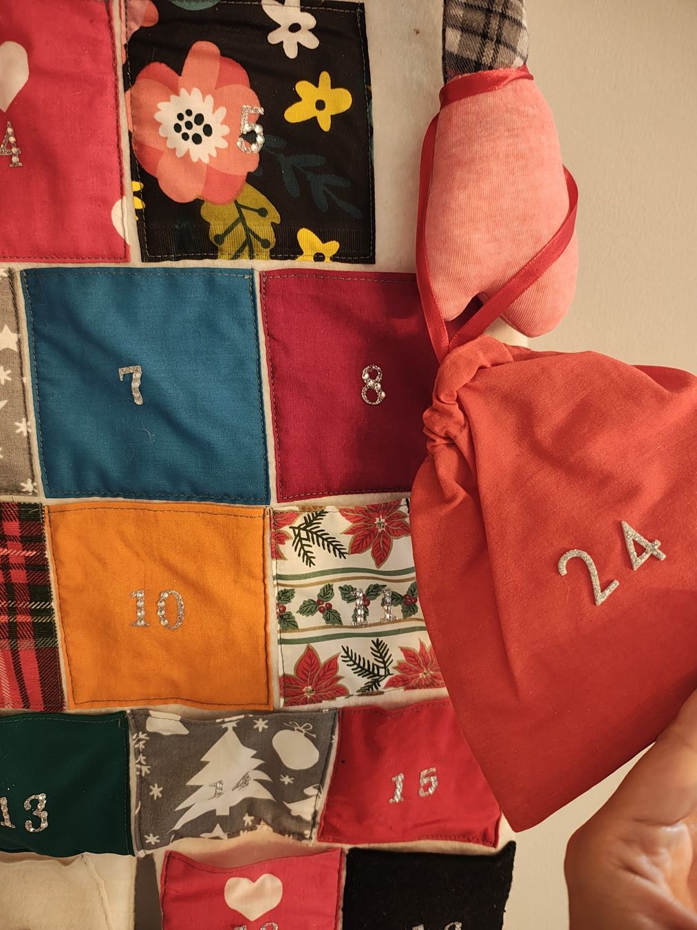 Tutte le decorazioni: Handgemachter Adventskalender - Pachwork – Nuovo e nell'imballaggio originale da Fislisbach venduto da LukMac 2