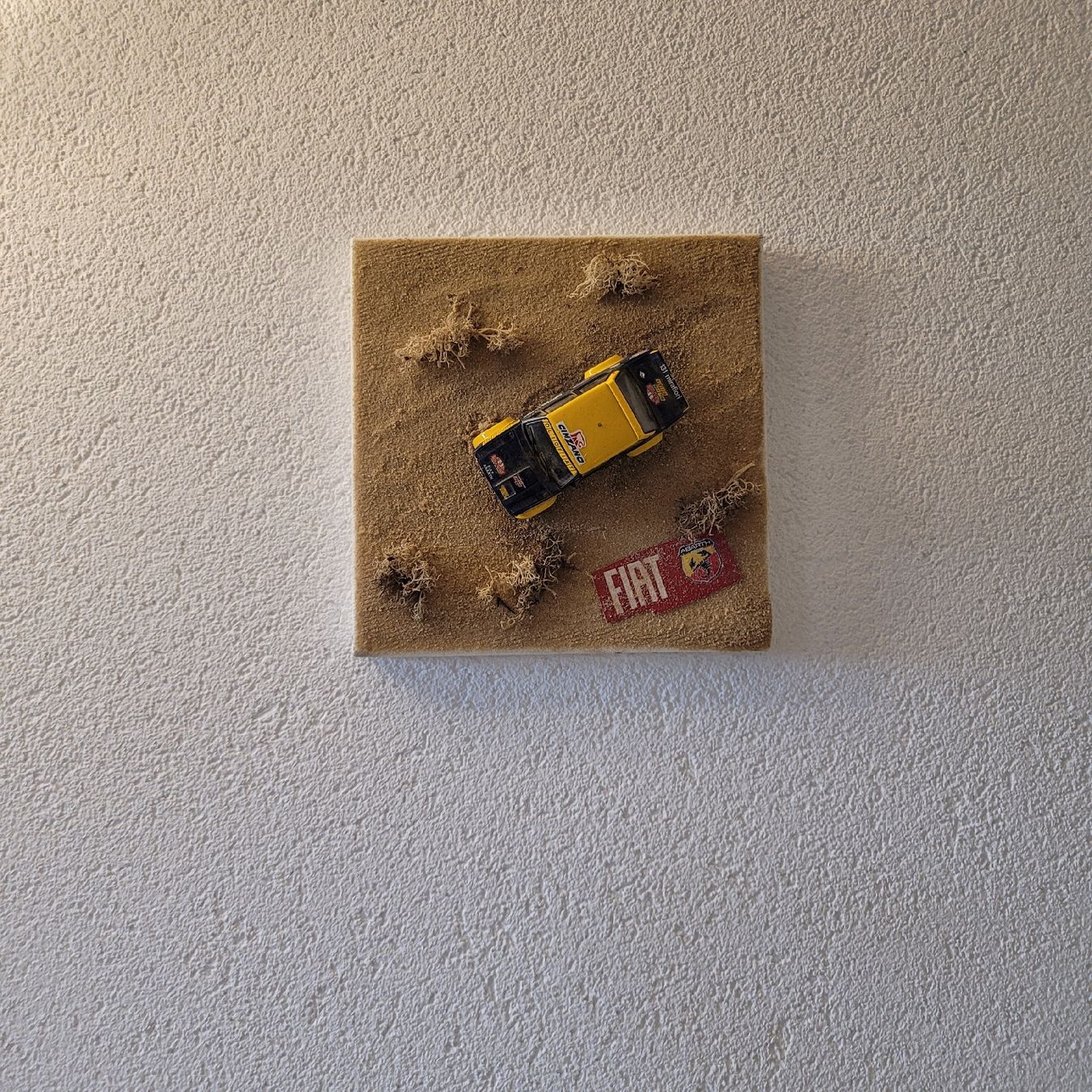 Abarth Modellautos: Fiat Abarth Deko-Objekt, Modellauto auf Leinwand, 1/43 – Gebraucht aus Schwarzenburg von modelCARama 3