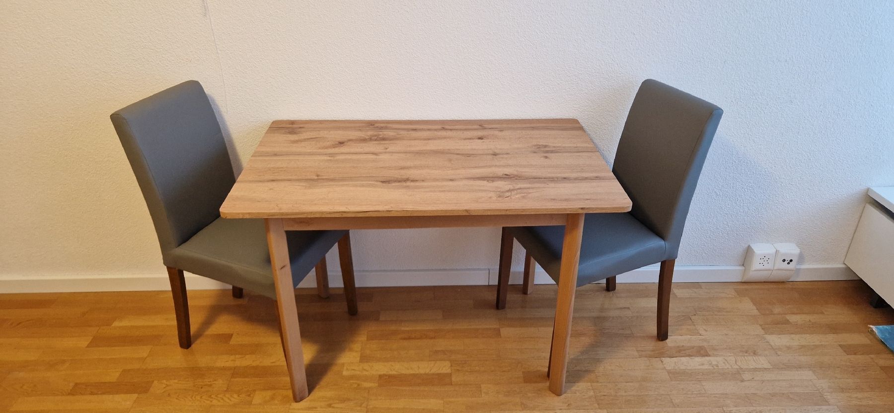 Tables: Tisch mit 2 Stühlen – D'occasion à Grindelwald par griwakauf